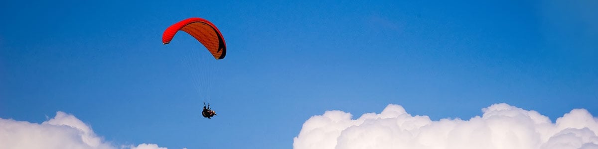 Paraglider im Himmel