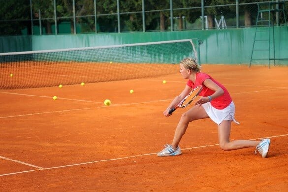 Frau auf Tennisplatz