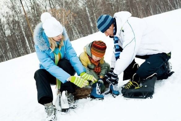 Familie mit Schlittschuhen