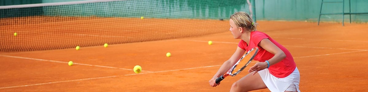 Frau auf Tennisplatz schmal