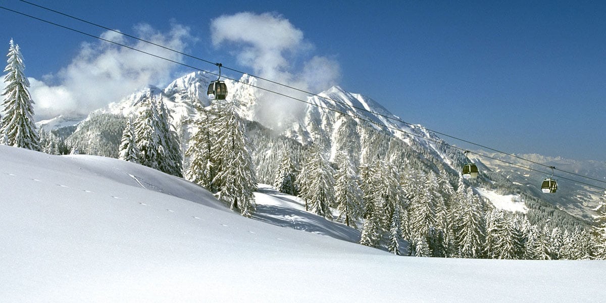 Skipiste mit Seilbahn