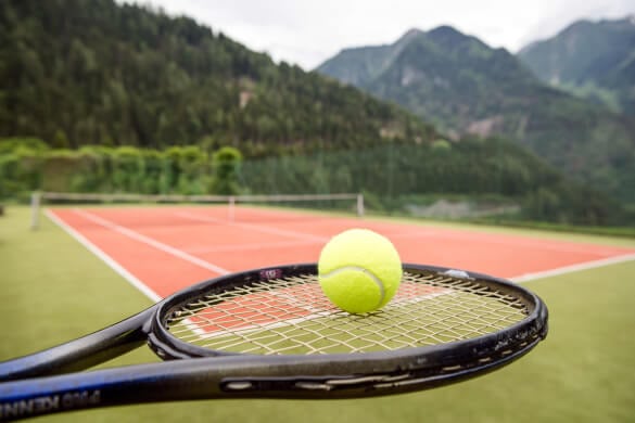 Tennisball auf Schläger