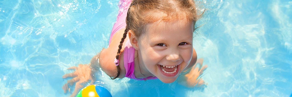 Kind im Pool