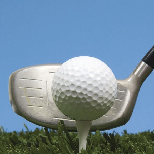 Golfball mit Schläger