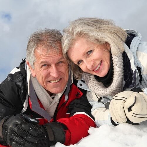Seniorenpaar im Schnee